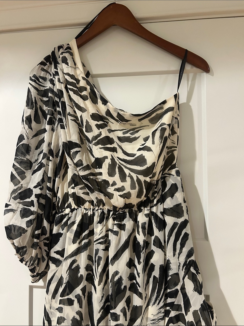 One-Shoulder Black and White Leaf-Print Ruffle Dress - Picture 2 of 6